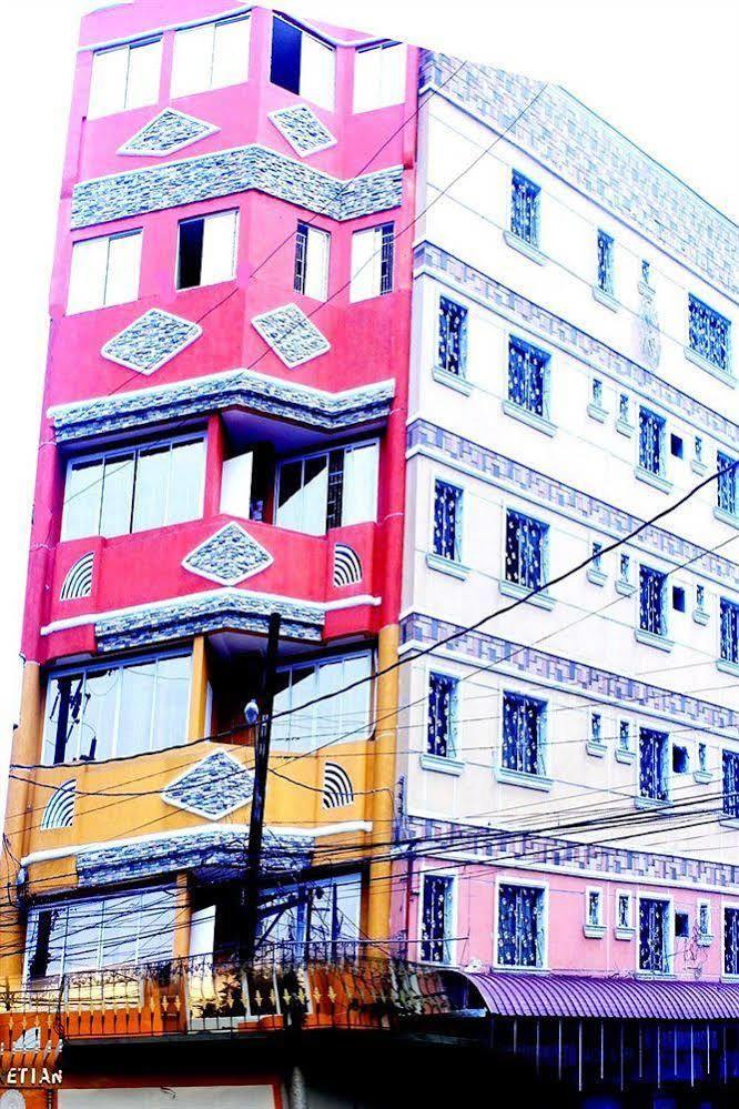 Manila Venetian Hotel Esterno foto